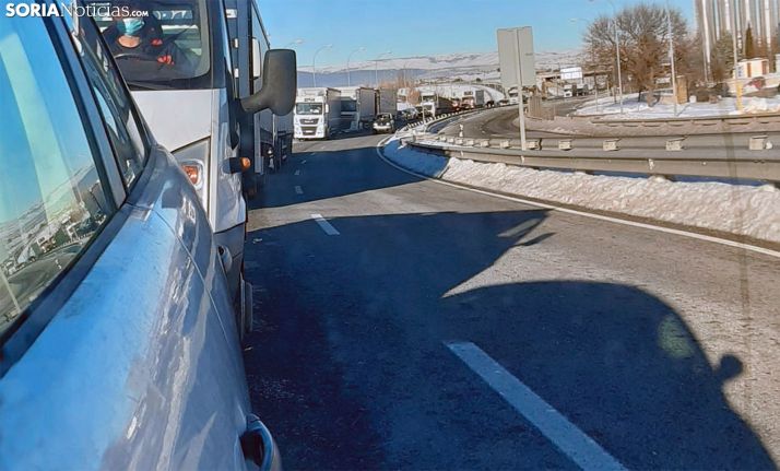 El accidente de un camión provoca atascos en la rotonda del Caballo Blanco