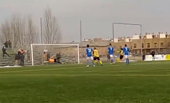 Imagen del penalti que daba el 2-1 a los locales. /CDC