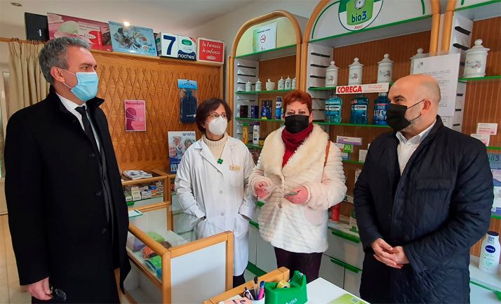 Las farmacias de CyL colaboran en la difusión de más de 95.000 guías informativas sobre los recursos contra la violencia de género