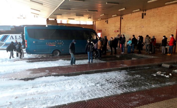 La plataforma remite al Ministerio de Transportes más de 140 reclamaciones por los recortes en el servicio de autobús