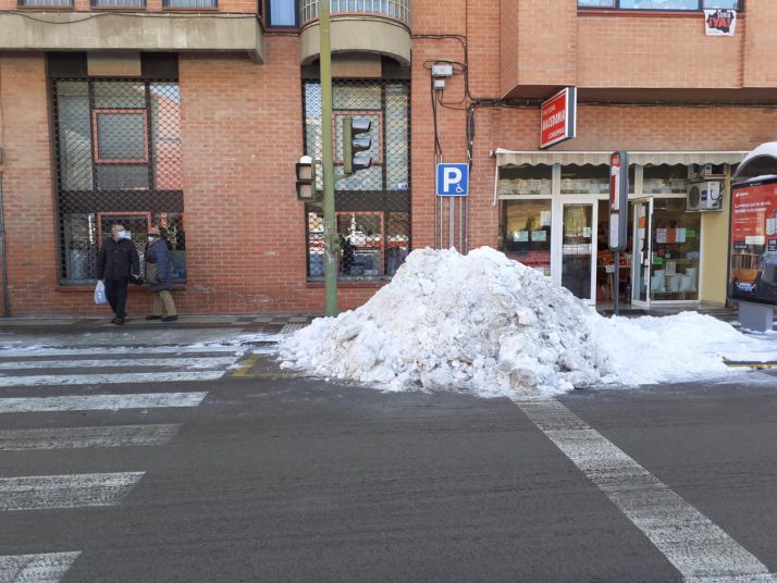 Foto Denuncia: Usan los aparcamientos de minusv&aacute;lidos para almacenar la nieve retirada 