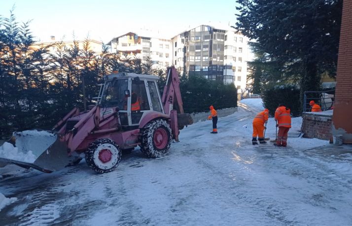 La Junta mantiene los trabajos de limpieza de hielo y nieve en zonas urbanas de la capital y la provincia