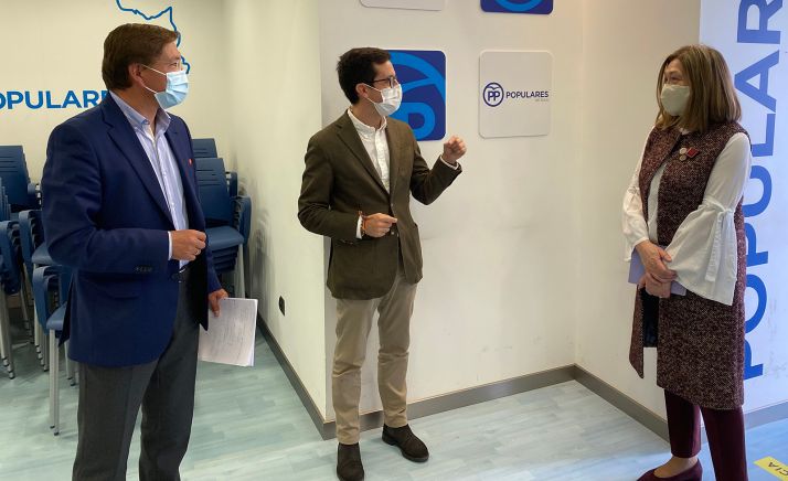 Martínez, Cabezón y Heredia en la sede del PP en la capital. 