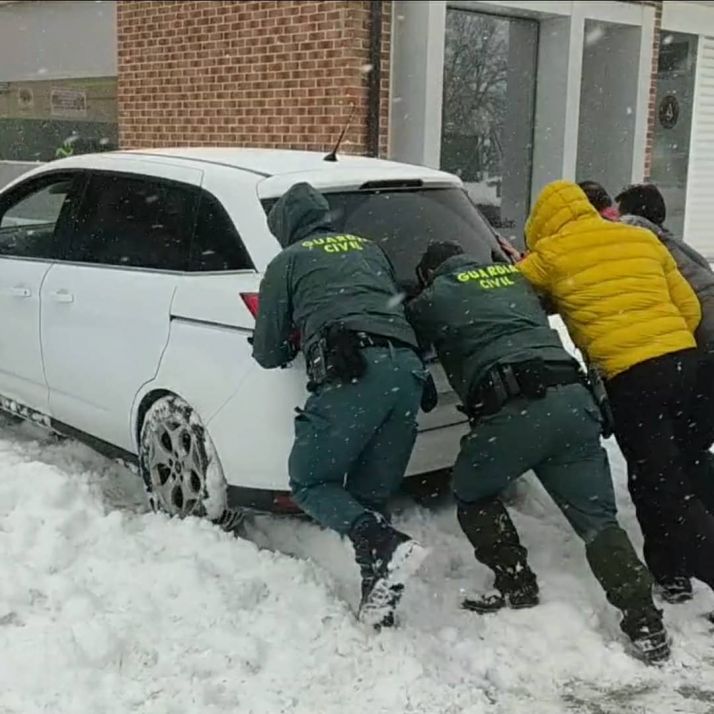 &nbsp;La Polic&iacute;a y la Guardia Civil  auxilian a unas 1.250 personas en la provincia por esta ola de nie
