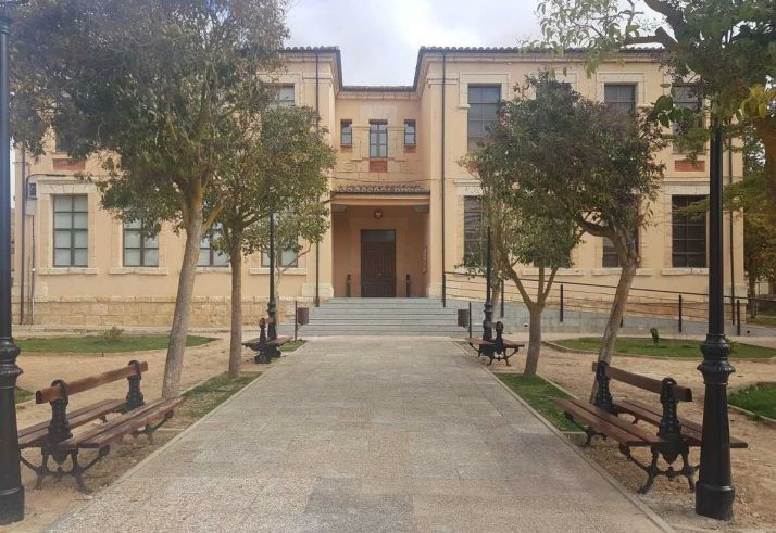 El Ayuntamiento de San Esteban mejora el entorno de las Antiguas Escuelas