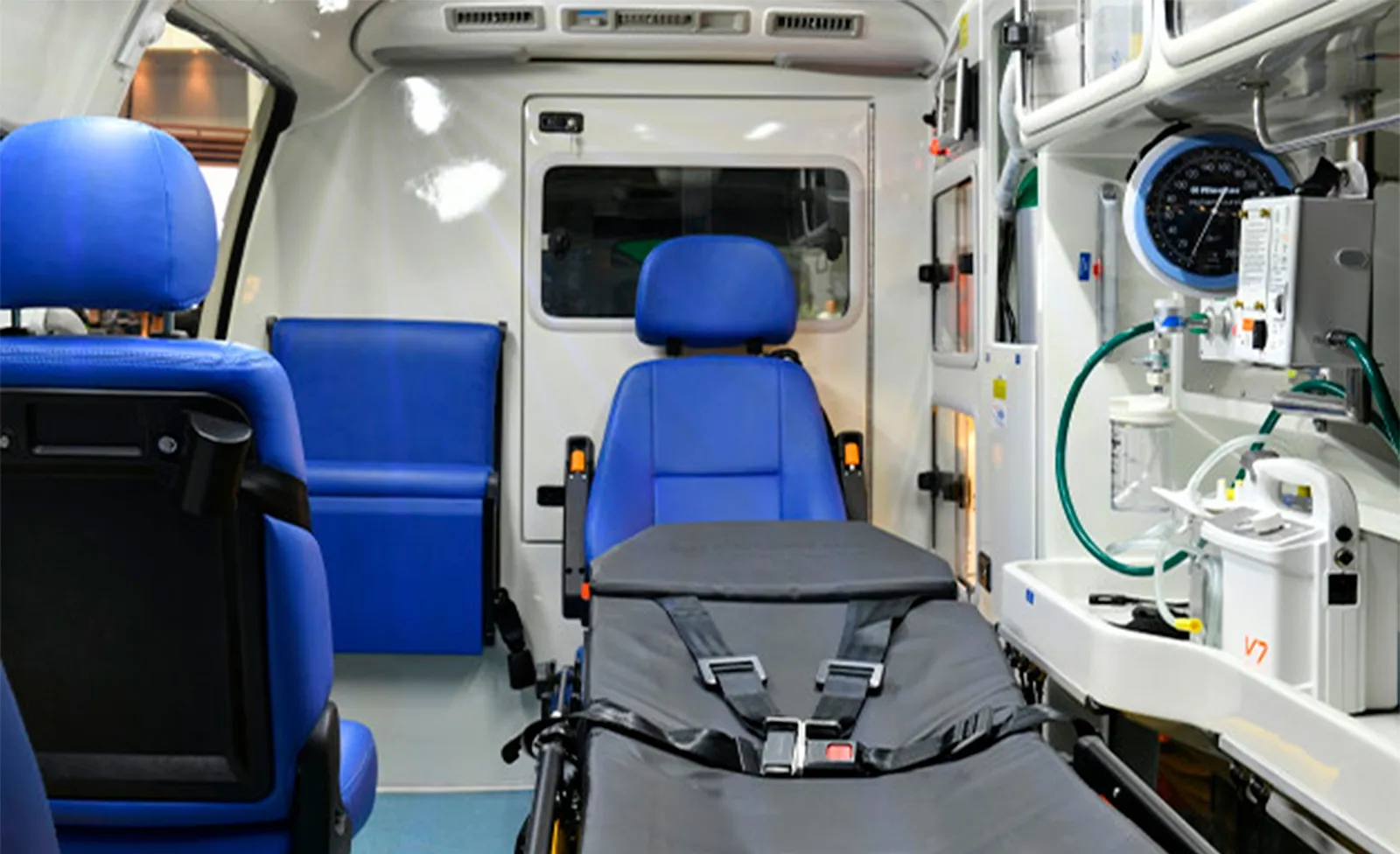 Foto 2 - UGT exige un convenio "digno" para los trabajadores del transporte sanitario de la regi&oacute;n