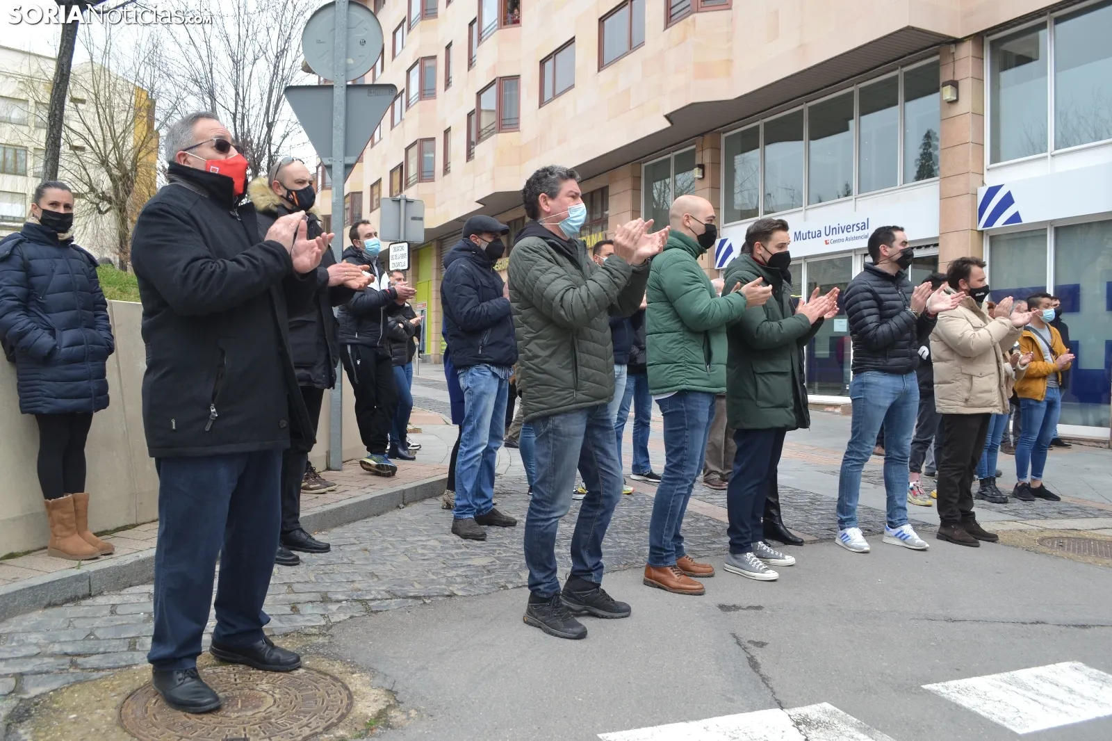 Una imagen de la concentración de los hosteleros frente a la sede de la Junta. /SN