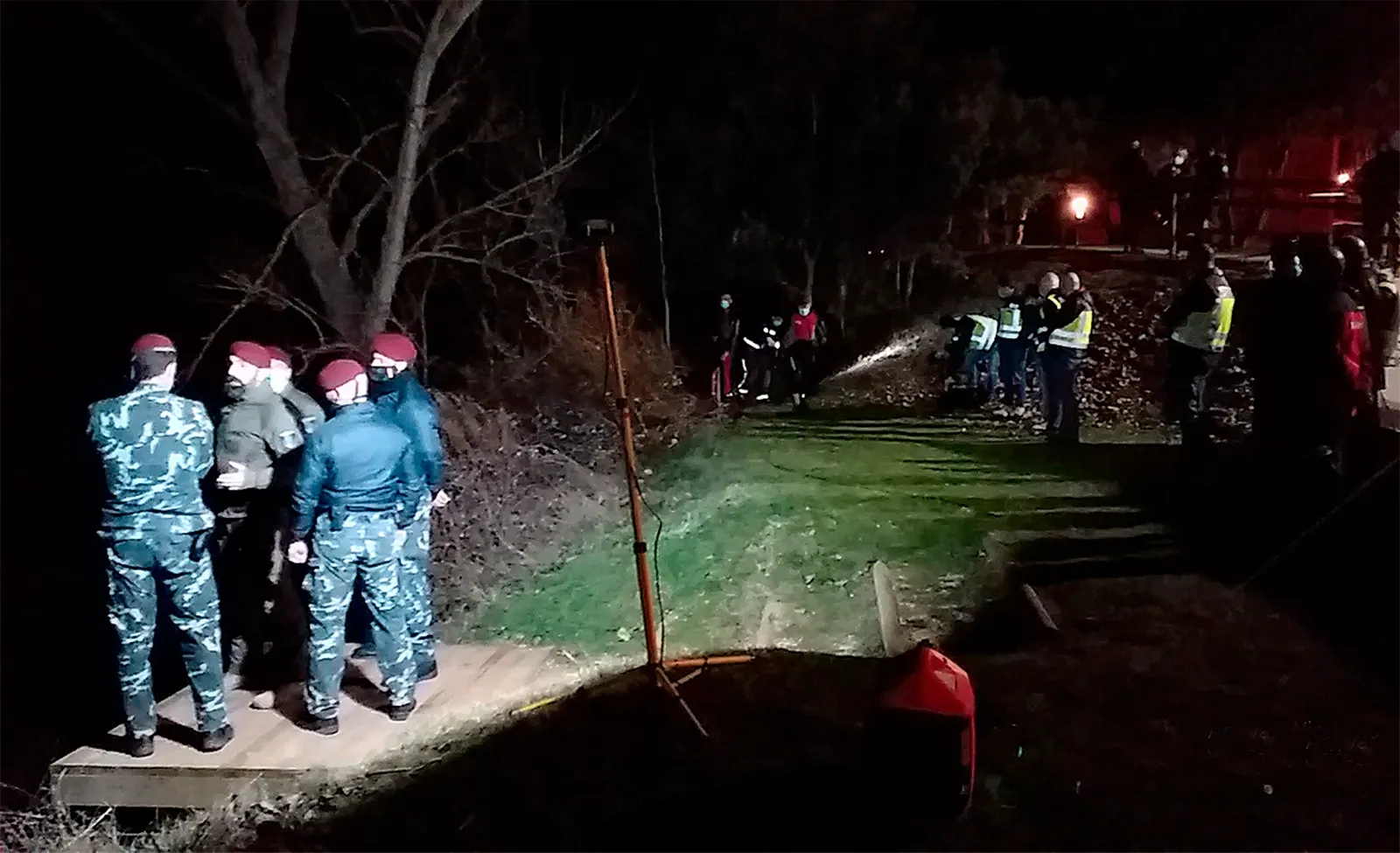Efectivos del GEO de la Policía Nacional en la orilla del río esta noche. /SdG