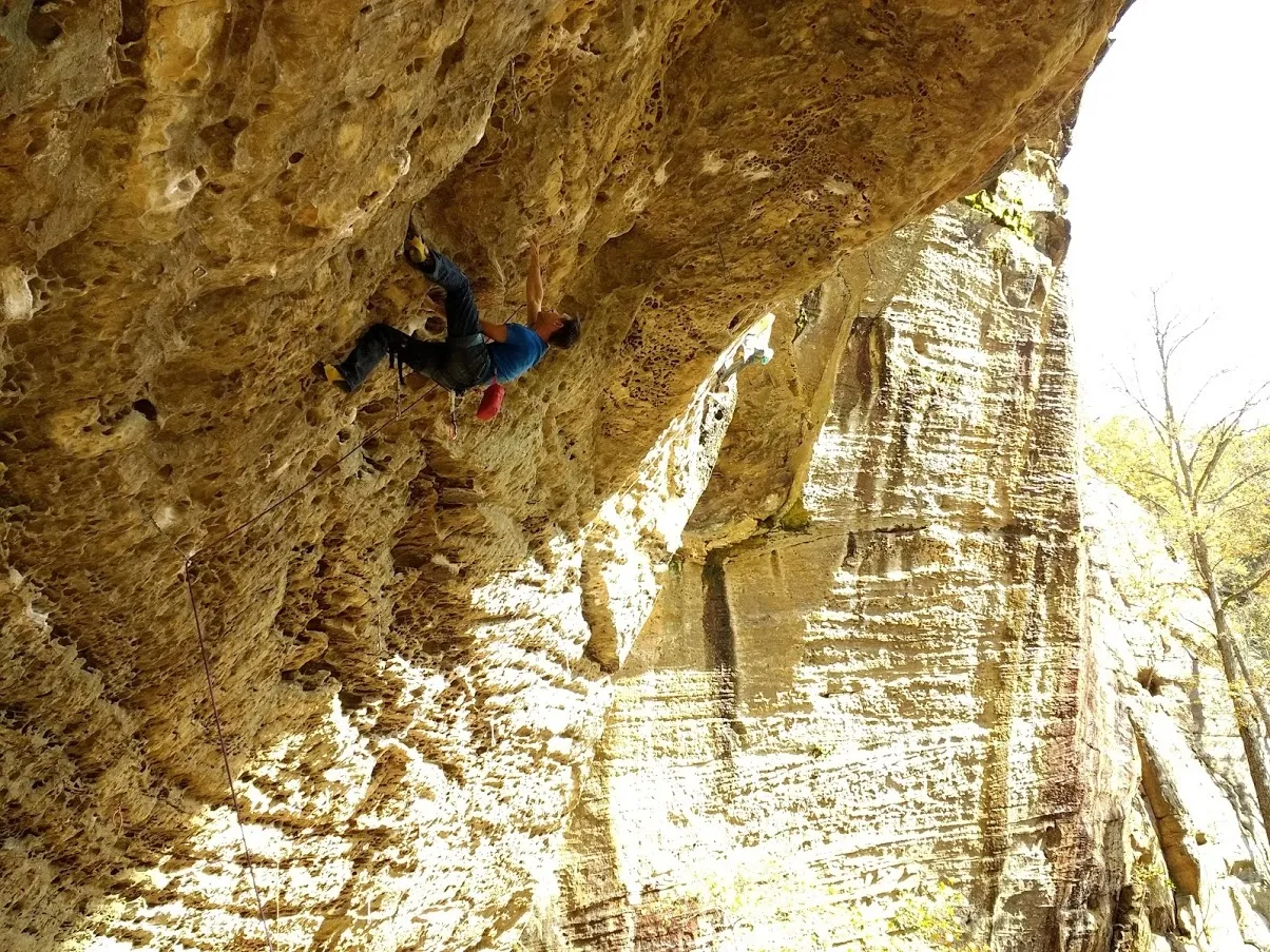 Fran Adrián Moreno en la vía Mata y Trae y en otros viajes de escalada alrededor del mundo. Luís Fidel Mateo
