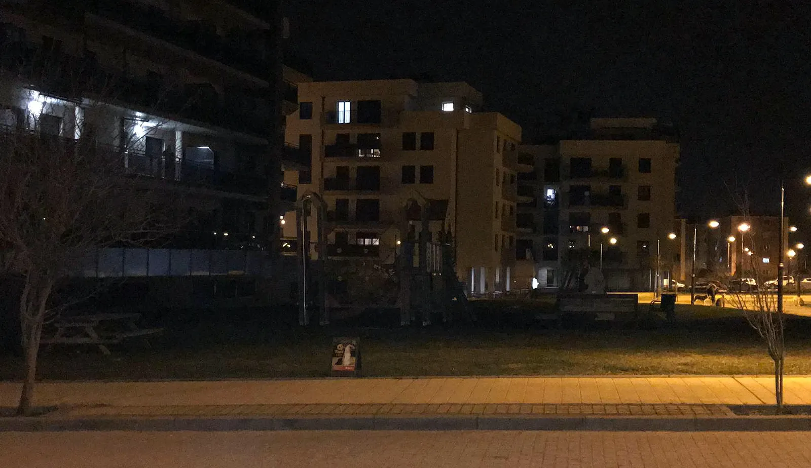 Una imagen nocturna del parque infantil. 