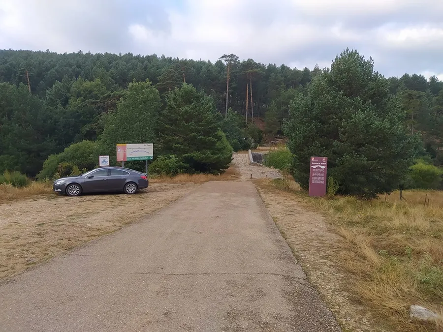 Puente Soria, donde se puede dejar el coche. Enfrente, al otro lado de la carretera, está la pista de acceso a la Ruta de las Tres Cascadas.