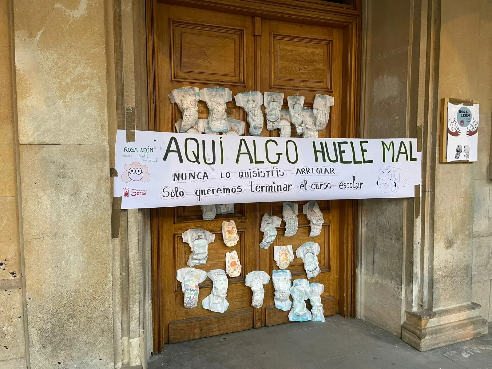 Foto 2 - Llenan de pa&ntilde;ales la puerta del Ayuntamiento de Soria 