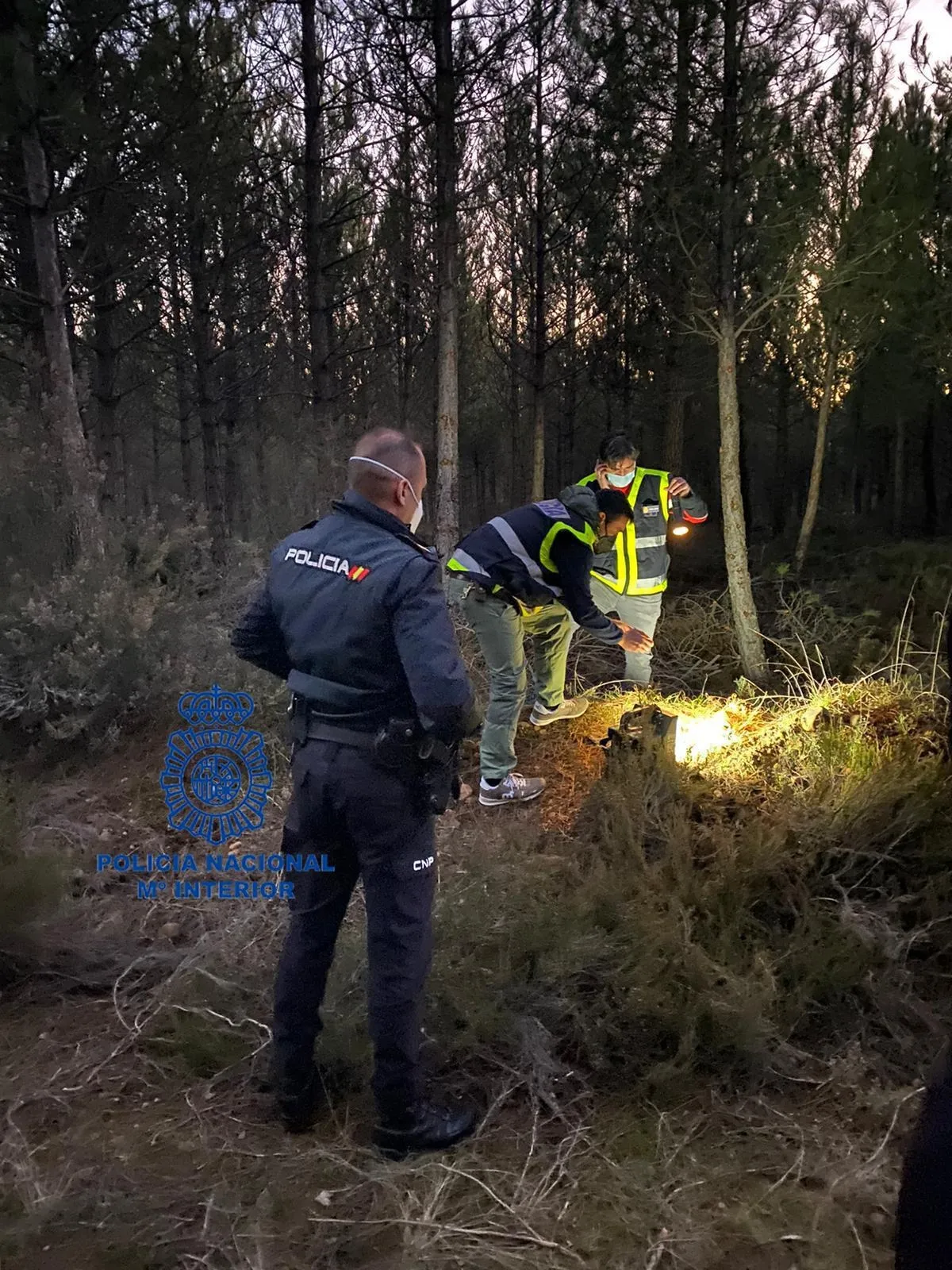 Agentes en el lugar donde fue hallado el proyectil. /CNP