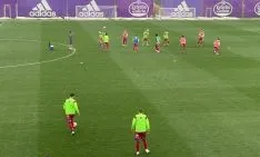 Los rojillos en el calentamiento previo al partido en el anexo del municipal de Zorrilla. /CDN