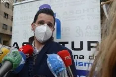 Una imagen de la concentración de los hosteleros frente a la sede de la Junta. /SN