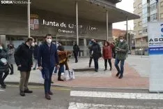 Una imagen de la concentración de los hosteleros frente a la sede de la Junta. /SN
