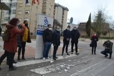 Una imagen de la concentración de los hosteleros frente a la sede de la Junta. /SN