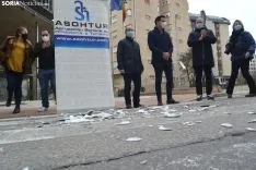 Una imagen de la concentración de los hosteleros frente a la sede de la Junta. /SN