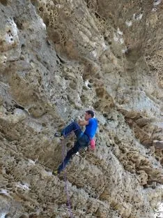 Fran Adrián Moreno en la vía Mata y Trae y en otros viajes de escalada alrededor del mundo. Luís Fidel Mateo