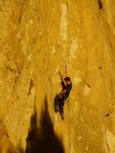 Fran Adrián Moreno en la vía Mata y Trae y en otros viajes de escalada alrededor del mundo. Luís Fidel Mateo