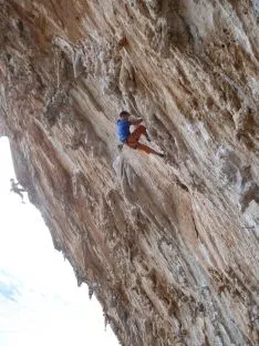 Fran Adrián Moreno en la vía Mata y Trae y en otros viajes de escalada alrededor del mundo. Luís Fidel Mateo