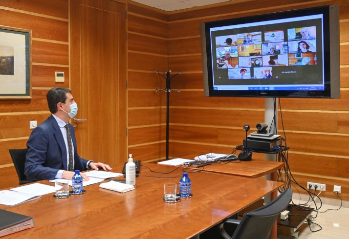 Castilla y León pide a Sánchez que proteja la actividad ganadera frente al lobo