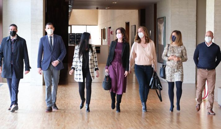 La consejera (ctro.) con miembros de la Comisión de Empleo. /Jta.