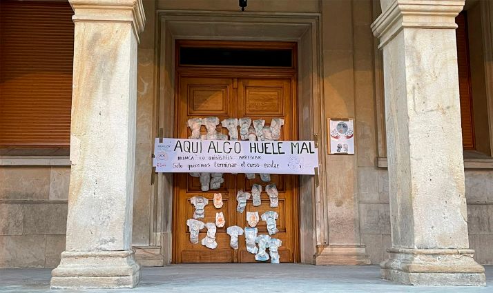 Una performance en la puerta del ayunamiento cierra las reinvindicaciones del Rosa León