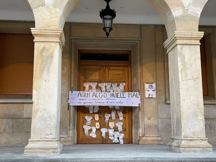 Llenan de pa&ntilde;ales la puerta del Ayuntamiento de Soria 