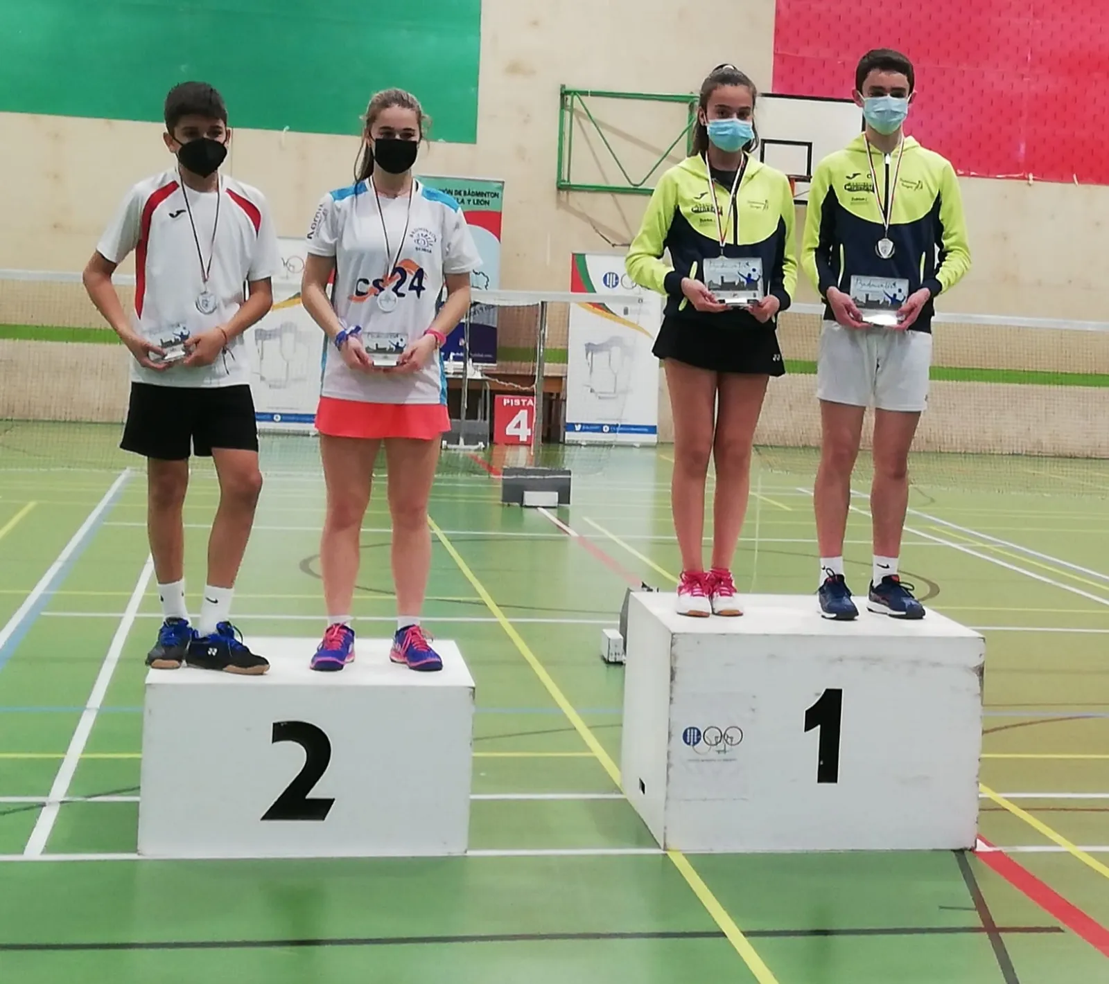Foto 11 - Numerosos triunfos y medallas en la jornada de b&aacute;dminton 