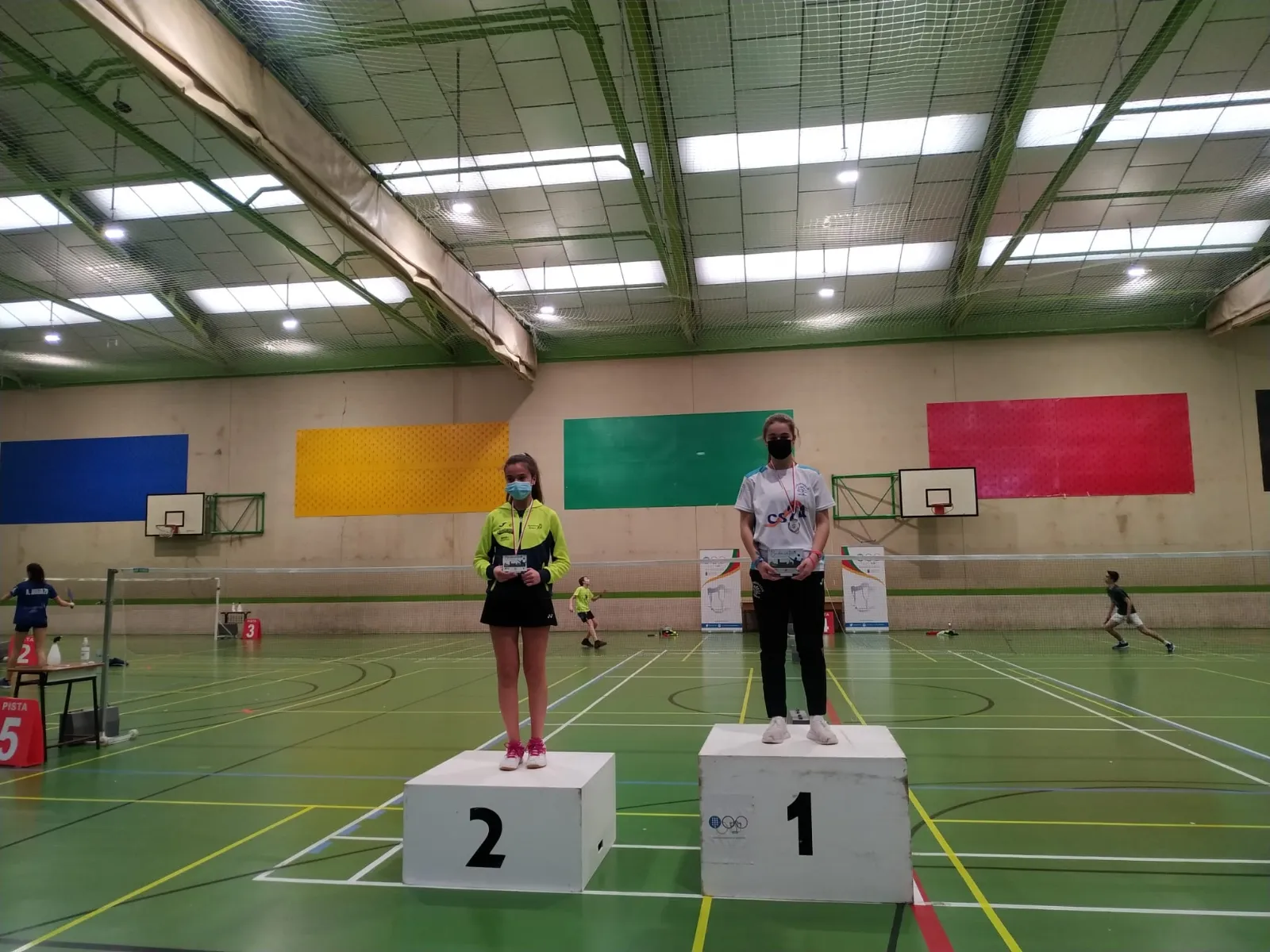 Foto 9 - Numerosos triunfos y medallas en la jornada de b&aacute;dminton 