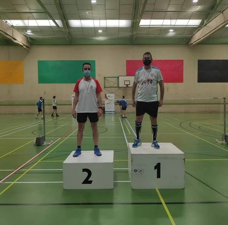 Foto 10 - Numerosos triunfos y medallas en la jornada de b&aacute;dminton 