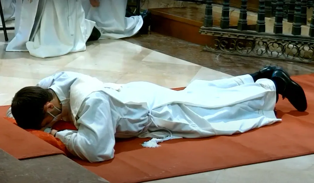 El nuevo sacerdote diocesano, durante su ordenación este sábado. /DOS