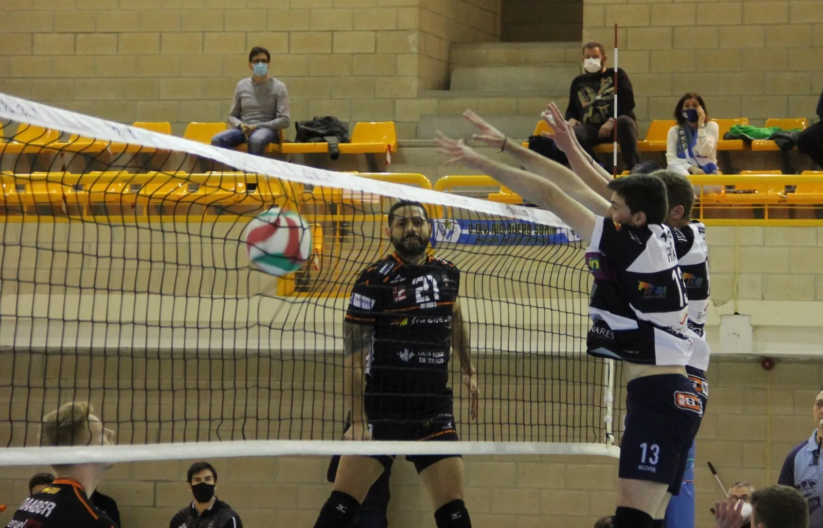 Foto 2 - CV Teruel vence con autoridad, pero los sorianos logran la sexta plaza