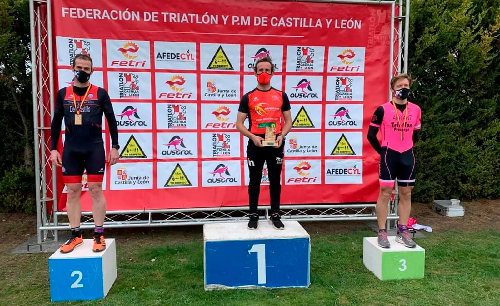 Foto 2 - Javi Garc&iacute;a celebra su regreso al Triatl&oacute;n Soriano con victoria en Fuentespina