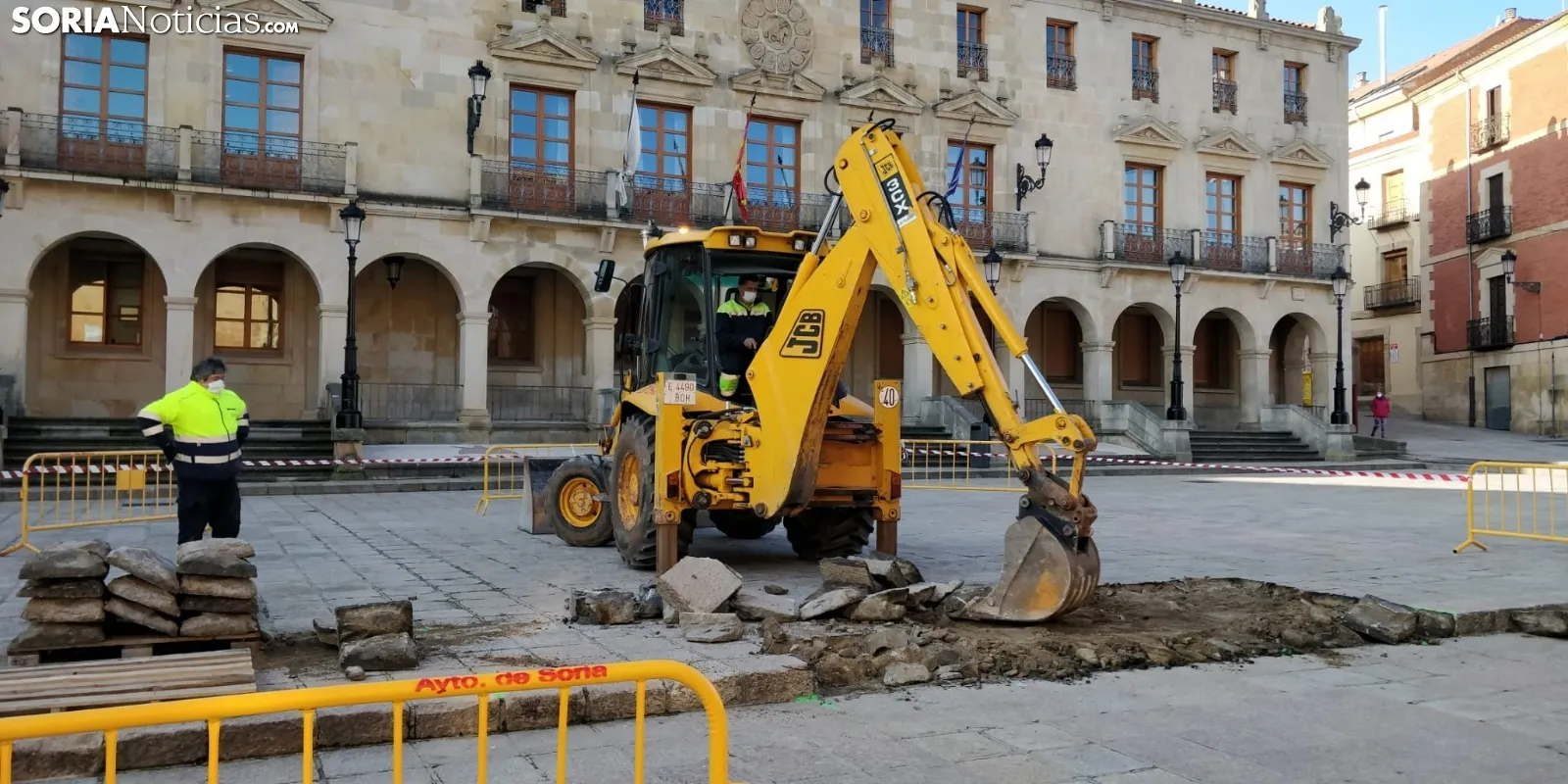 Los operarios del almacen municipal trabajan en la plaza Mayor. SN