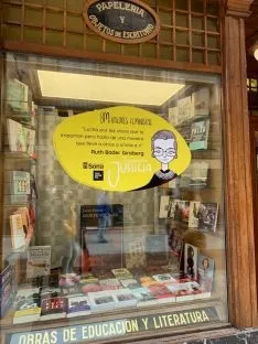 Foto 4 - El comercio soriano se ti&ntilde;e de morado para luchar contra la desigualdad
