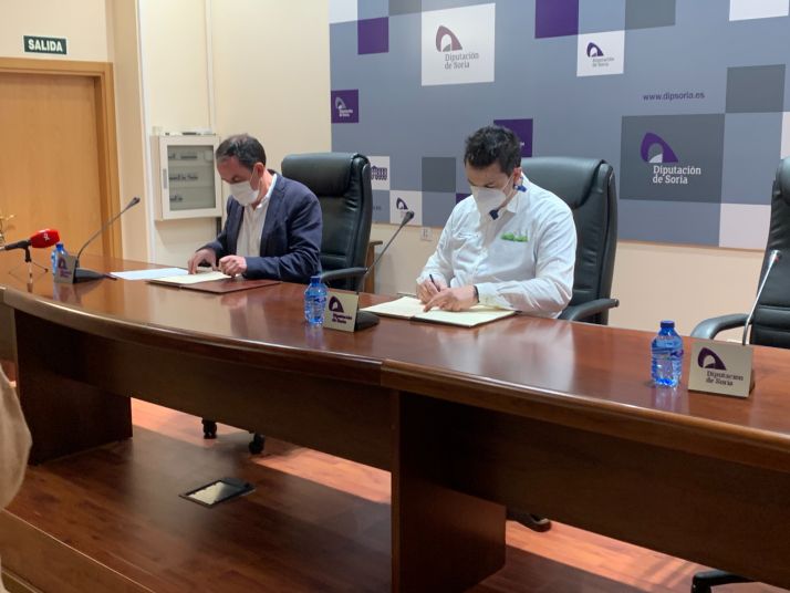 Serrano y Cámara suscriben el convenio de colaboración.