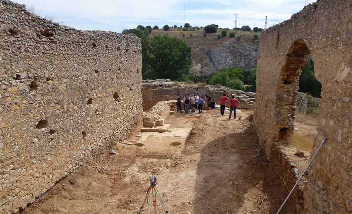 Los muros del templo con el ábside al fondo, adosado a los restos de la muralla. 