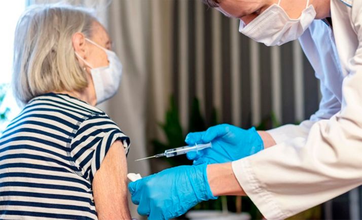 La primera dosis para grandes dependientes y mayores de 80 años, prácticamente completada