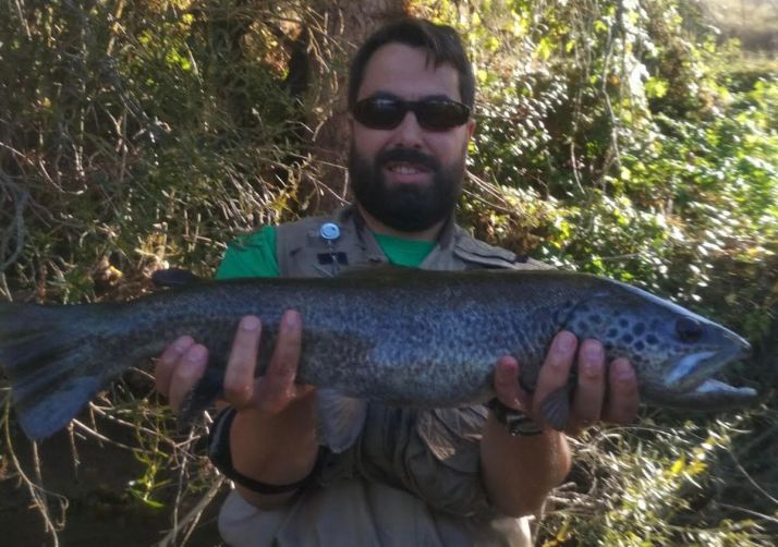 Javier Andrés, con un magnífico ejemplar de trucha.