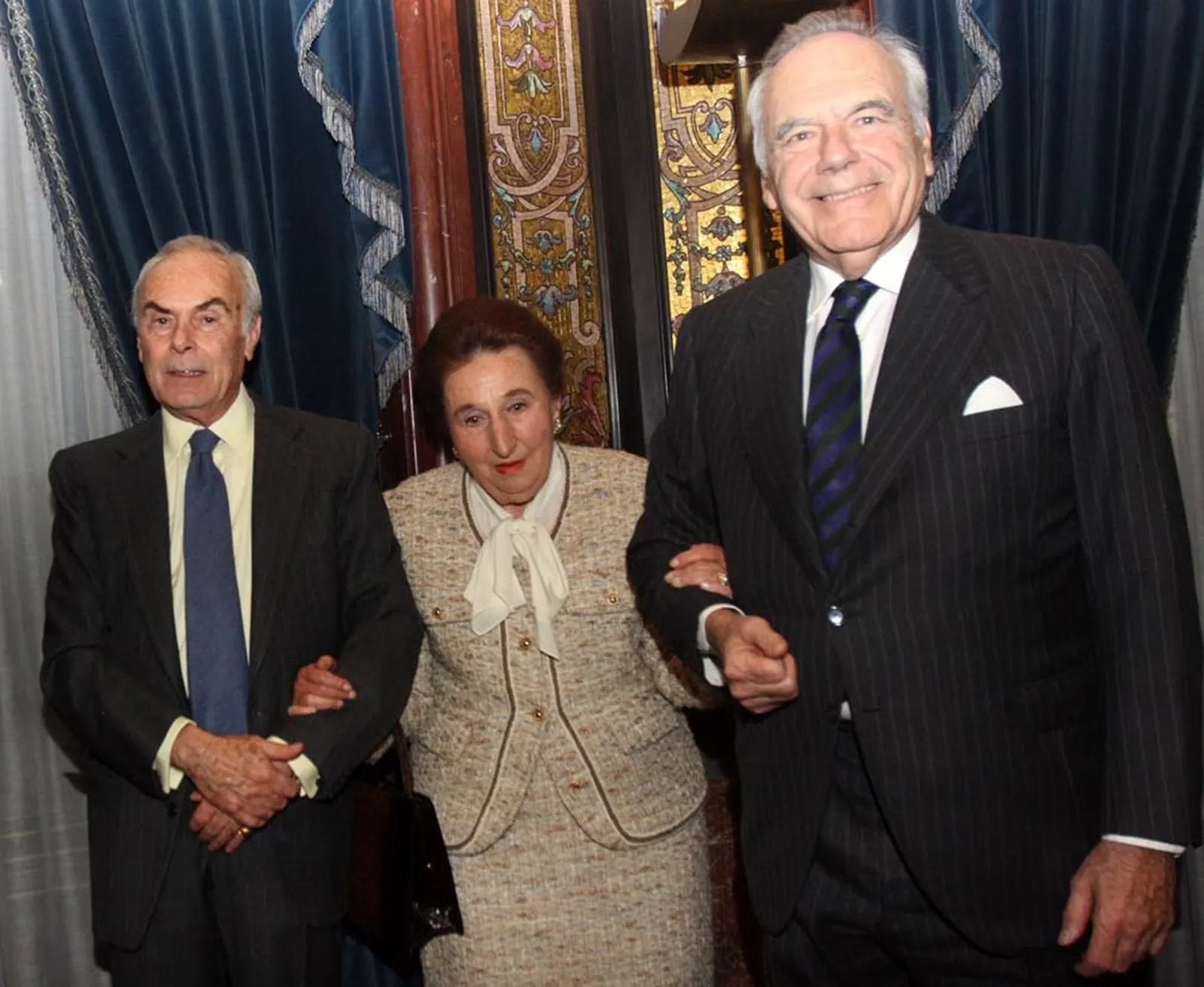 El finado, a la derecha, con los Duques de Soria. /FDS