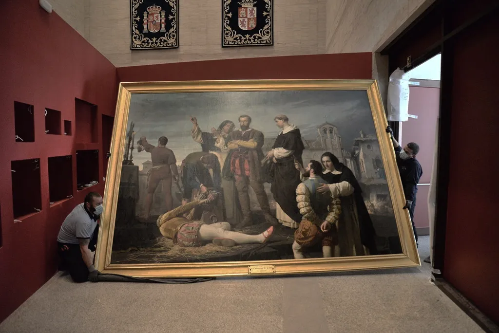 Momento de la introducción en el interior de la sede de las Cortes de la obra de Gisbert.