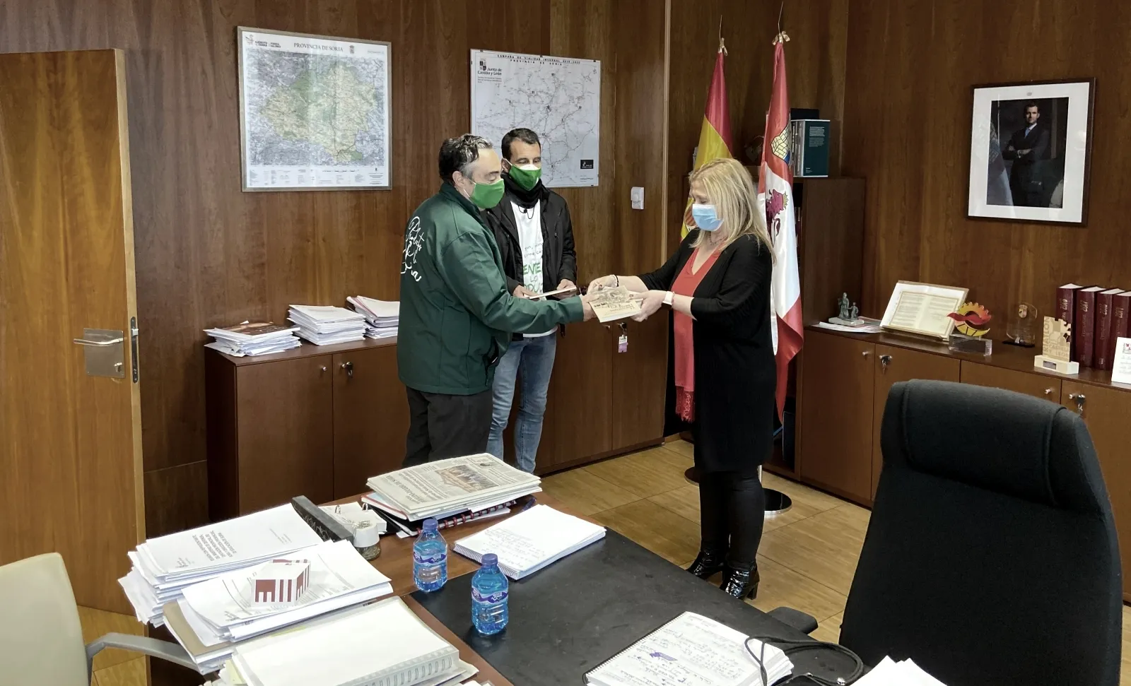 El presidente de la OPA y el autor en la entrega de los libros a la delegada de la Junta, Yolanda de Gregorio. 