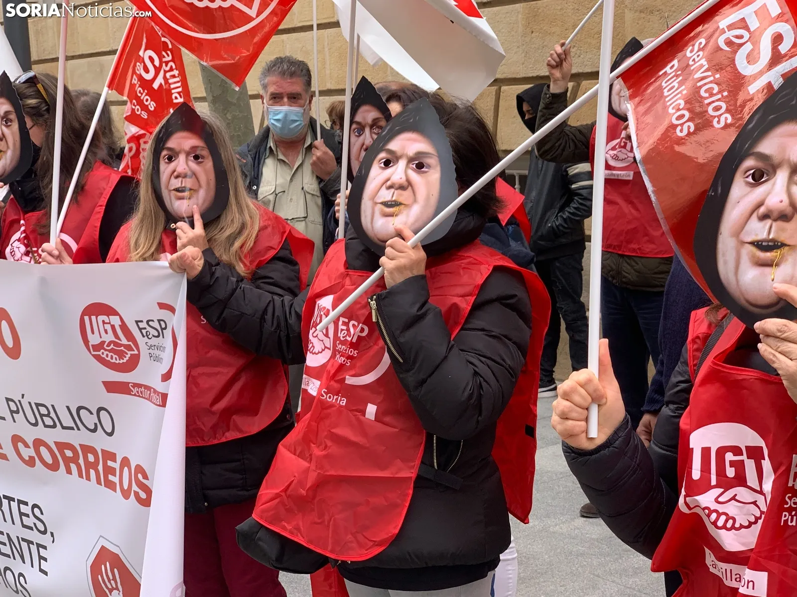 Imágenes de la manifestación esta mañana frente a la Subdelegación del Gobierno.