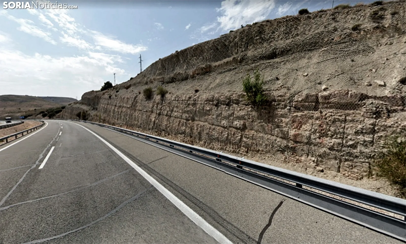 Talud del tramo entre ambas localidades de la A-2. /GM