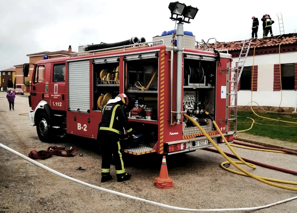 Foto 2 - Incendio en las antiguas escuelas de Quintana Redonda