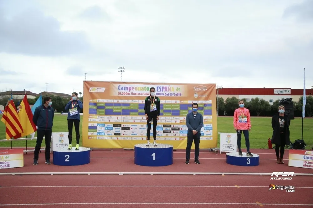 Podium de los 10.000 femeninos con Maitane Melero, Edymar Daniely Brea y Marta Galimany. /RFEA