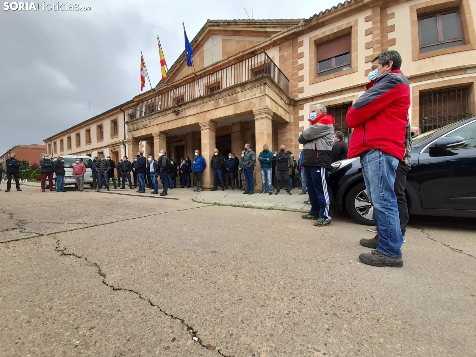 Una imagen del acto de recuerdo al funcionario fallecido por Covid. /SN