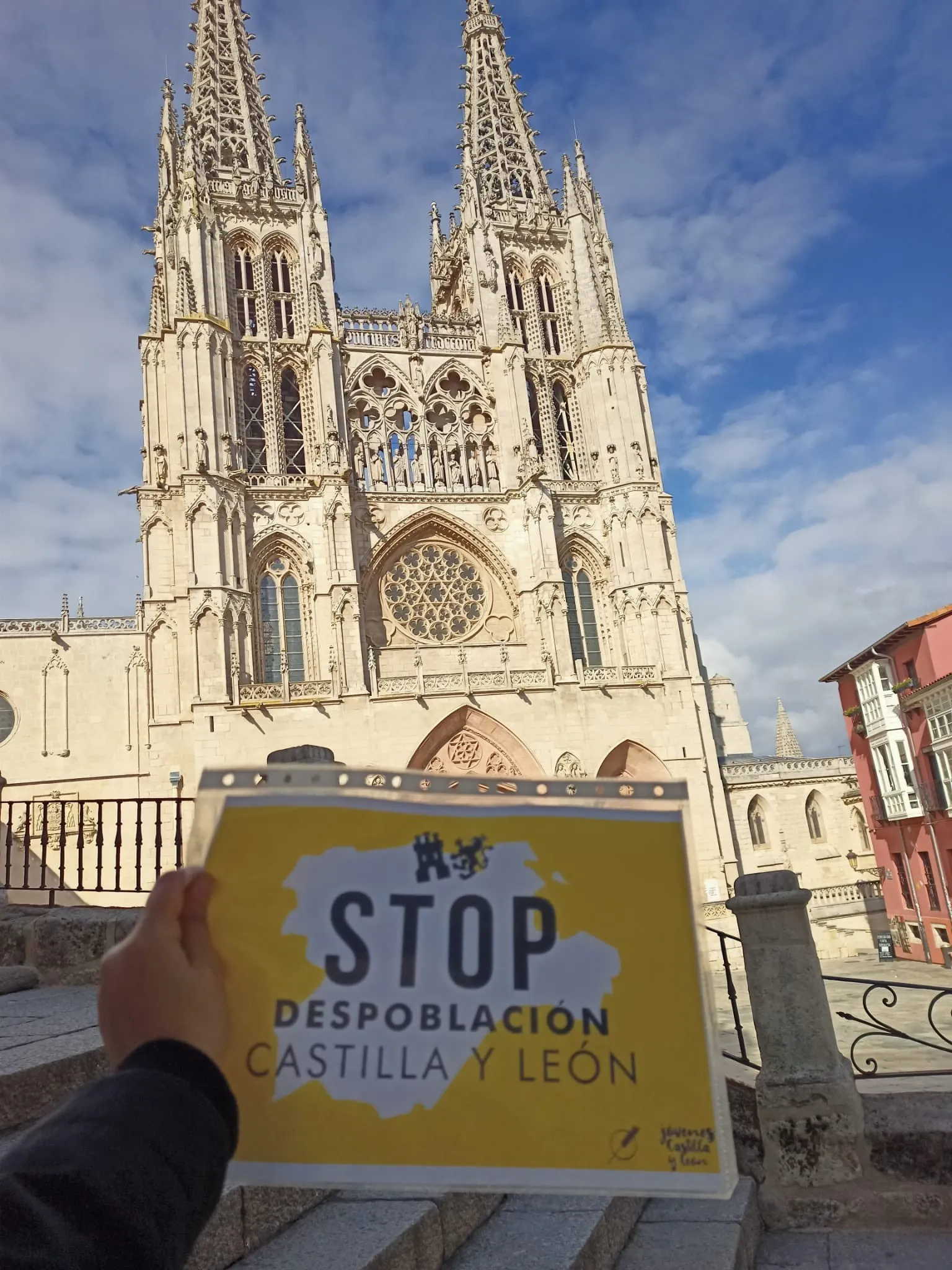 Foto 2 - Decenas de j&oacute;venes se concentran en Madrid contra la despoblacion de Castilla y Le&oacute;n en su d&iacute;a 23A